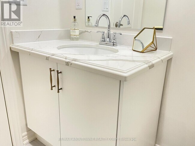 Building Photo - 533 Dundas St E