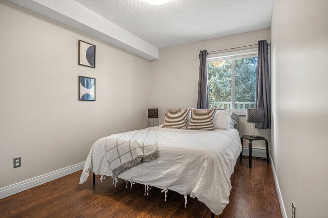 Building Photo - 732 57 Av SW