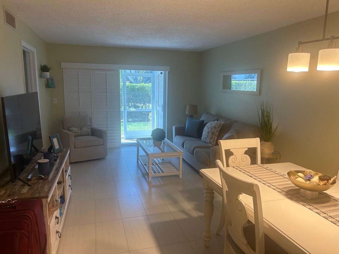 Primary Photo - 207 Tropic Isle Dr