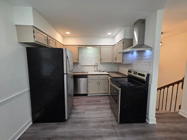 Foto del edificio - Split-Level 3 Bedroom Duplex with Garage