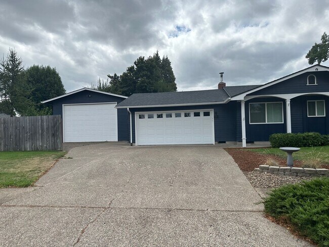 Building Photo - Updated home in desired Springfield area!
