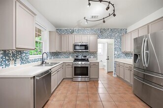 Building Photo - 1136 Beechwood Dr
