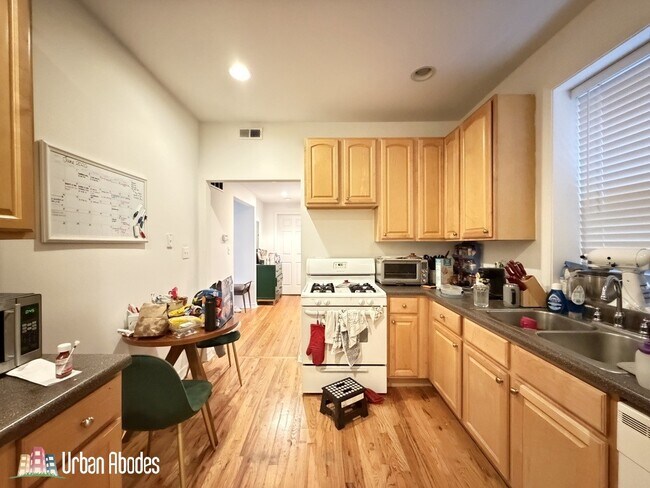 Foto del edificio - 3455 N Bosworth Ave