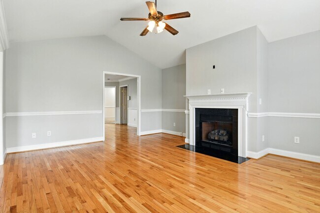 Foto del edificio - Charming 3BR Brick Home with Private Yard ...