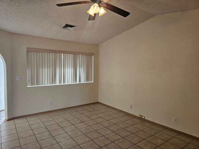 Building Photo - Unfurnished Long Term