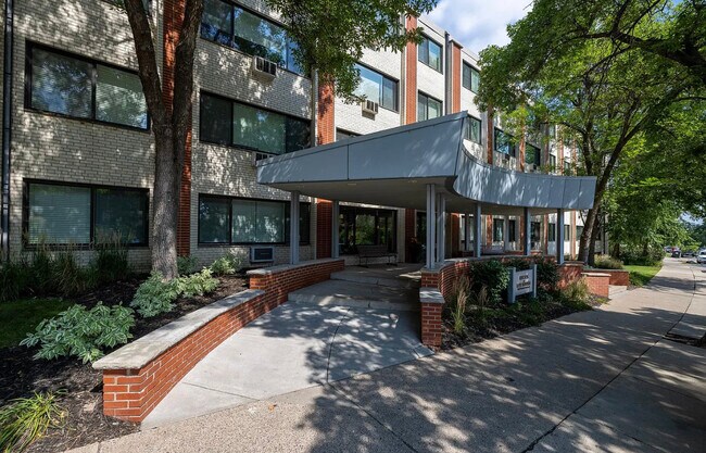 Building Photo - 2700 W 44th St