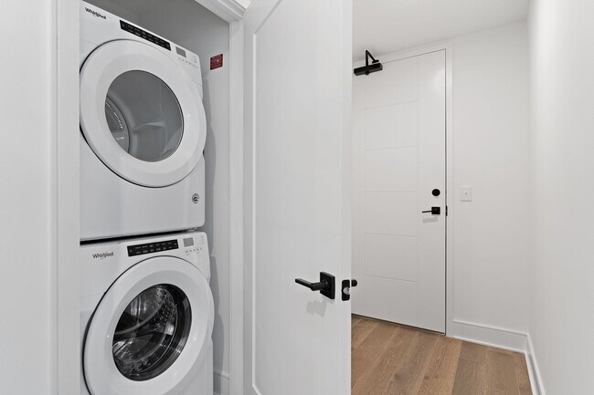 Building Photo - 2 Bed 2 Bath Apartment in West Midtown!