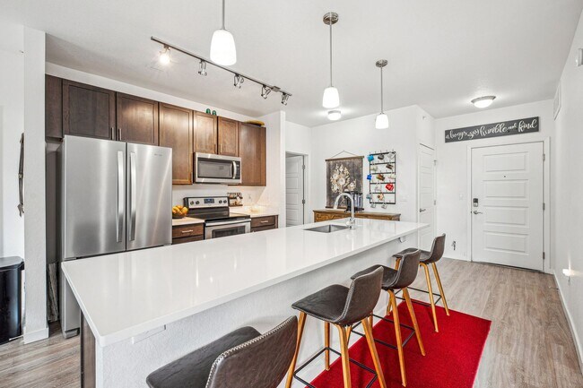 Foto del edificio - Spacious and Bright Modern 3-Bedroom Condo in Parker!