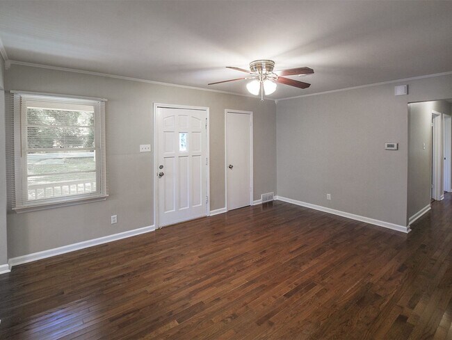 Foto del edificio - Updated 3 bed, 1.5 bath home with great curb appeal.