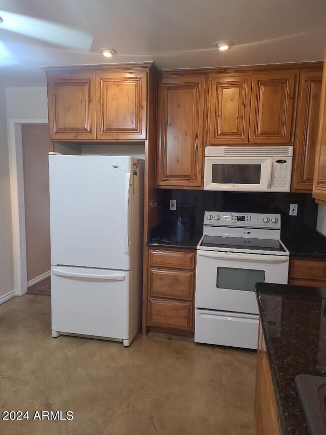 Building Photo - 9619 W Willowbrook Dr