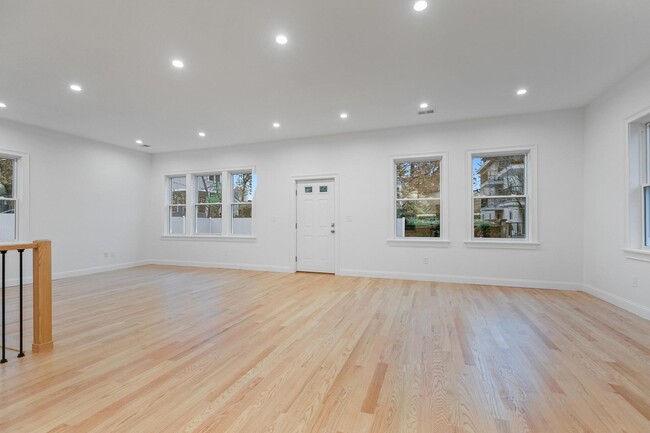 Building Photo - 14 Newell Rd