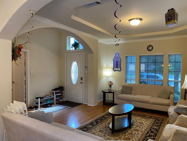 Foto del edificio - Room in House on Levant Ln