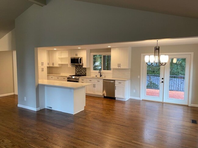 Building Photo - Gorgeous remodel with chefs kitchen, manic...