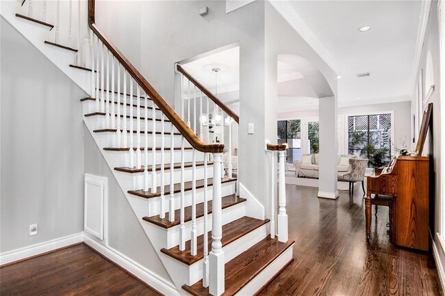 Building Photo - 2652 Westgate Dr