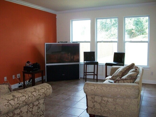 Building Photo - Newer 4 bedroom house off Old Hammond