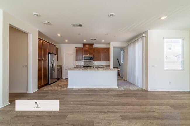 Foto del edificio - New Paint New Carpet Throughout! Gorgeous ...
