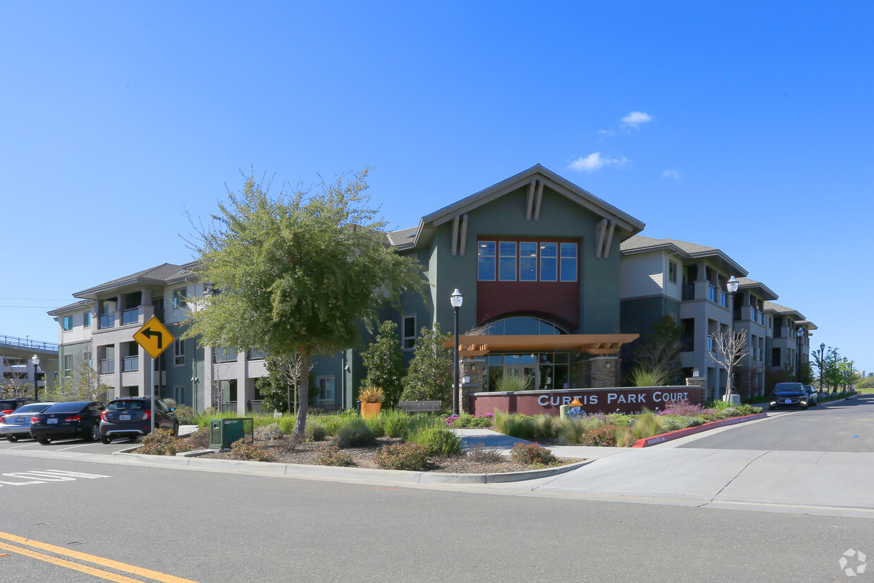 Foto principal - Curtis Park Court Senior Apartments