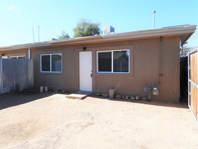 Foto del edificio - 102-104 E Delano St