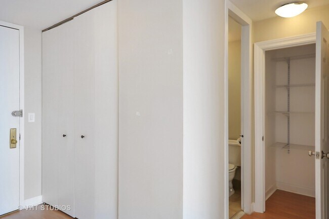 Foto del edificio - 655 W Irving Park Rd