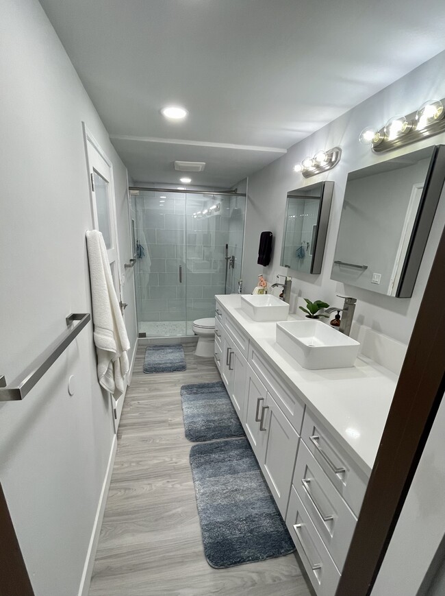 Building Photo - 6728 Hillpark Dr