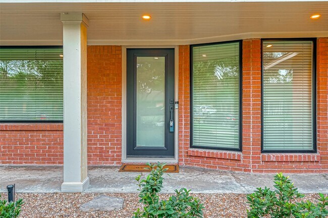 Foto del edificio - 6414 Pineshade Ln