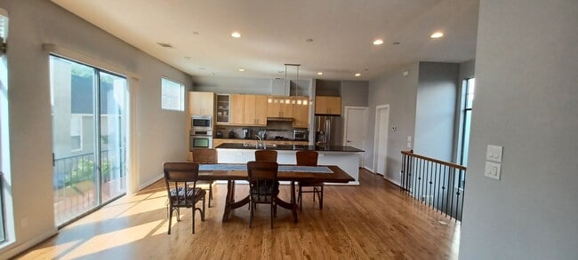 Building Photo - ONE MONTH FREE RENT!  Beautiful & Pet Frie...
