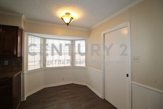 Building Photo - Charming 3/2/2 Neslted in Established Waxa...
