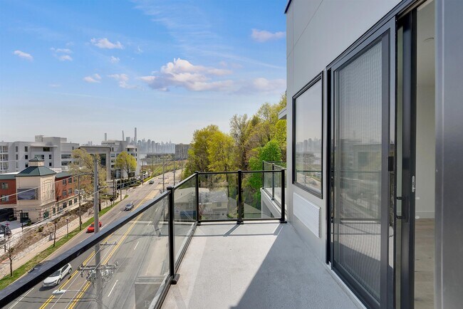 Foto del edificio - 8621 River Rd