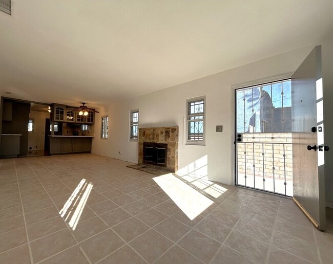 Foto del edificio - 439 W Buckthorn St
