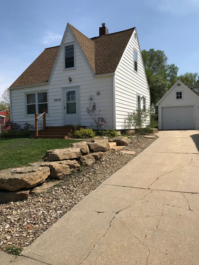 1010 W 8th St, Cedar Falls, IA 50613 House for Rent in Cedar Falls
