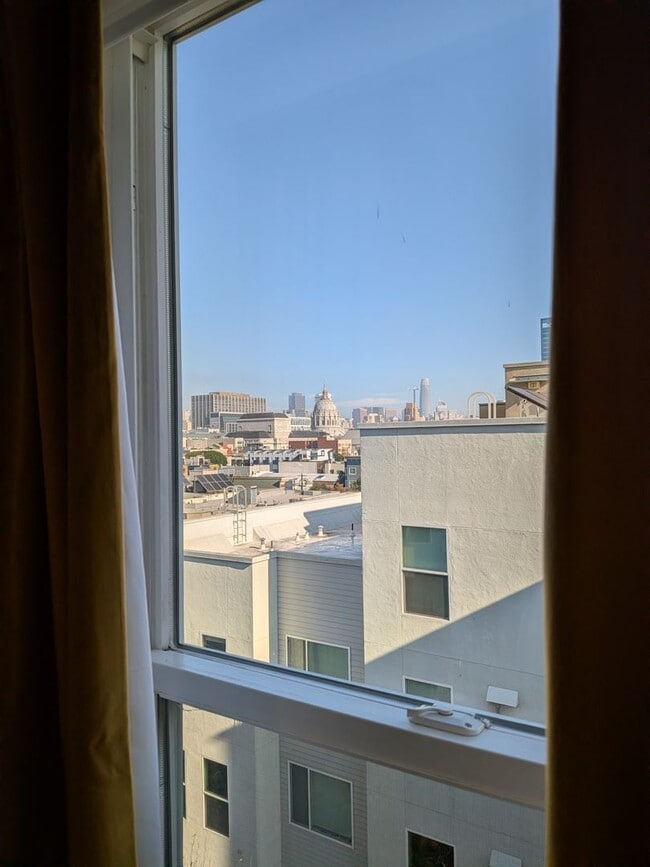 Foto del edificio - Studio Apartment Home on Top Floor with views of City Hall!