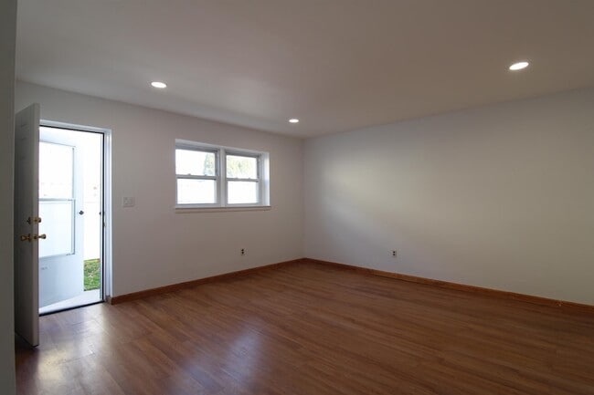 Building Photo - 1018 Koelle Blvd