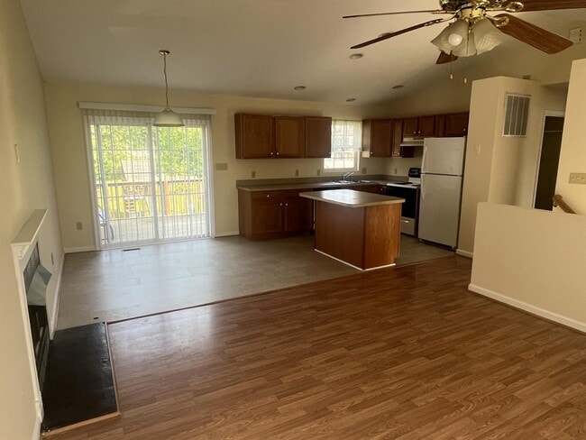 Building Photo - 402 Bumble Bee Ln