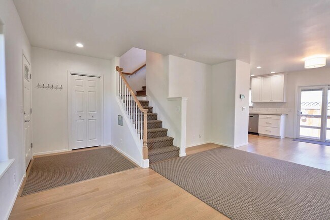 Entry and living room - 955 B St