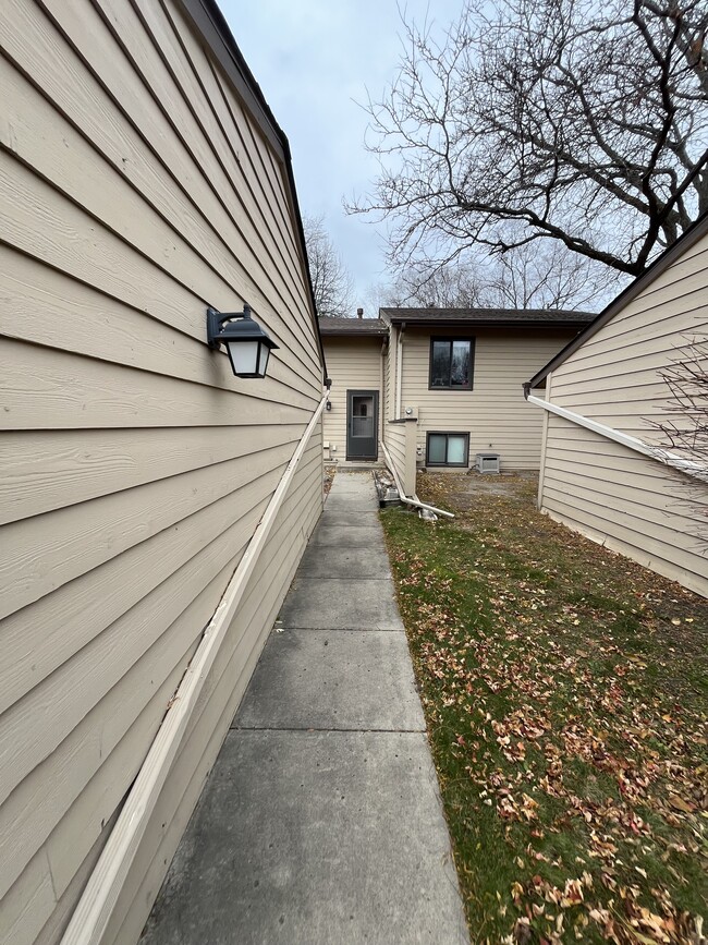 Building Photo - 429 W Eagle Lake Dr