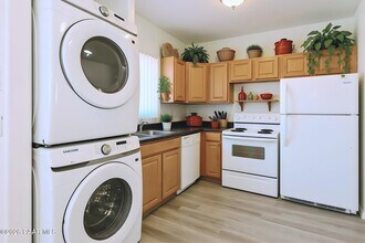 Building Photo - 354 W Delano St