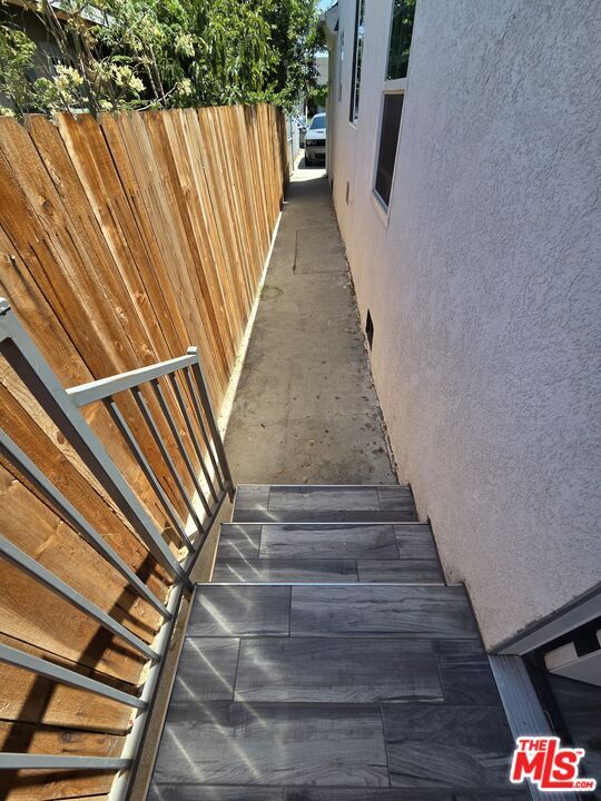 Foto del edificio - 817 W 101st St