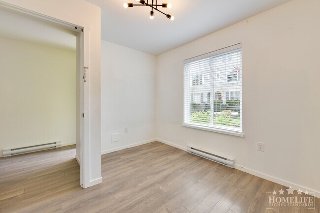 Photo du bâtiment - Spacious 4 Bedroom 4 Bathroom Townhome at King’s Landing with Double Garage Balcony and Yard Space
