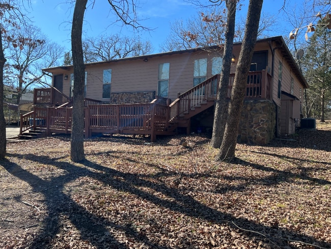 Building Photo - 1217 Oak Dr
