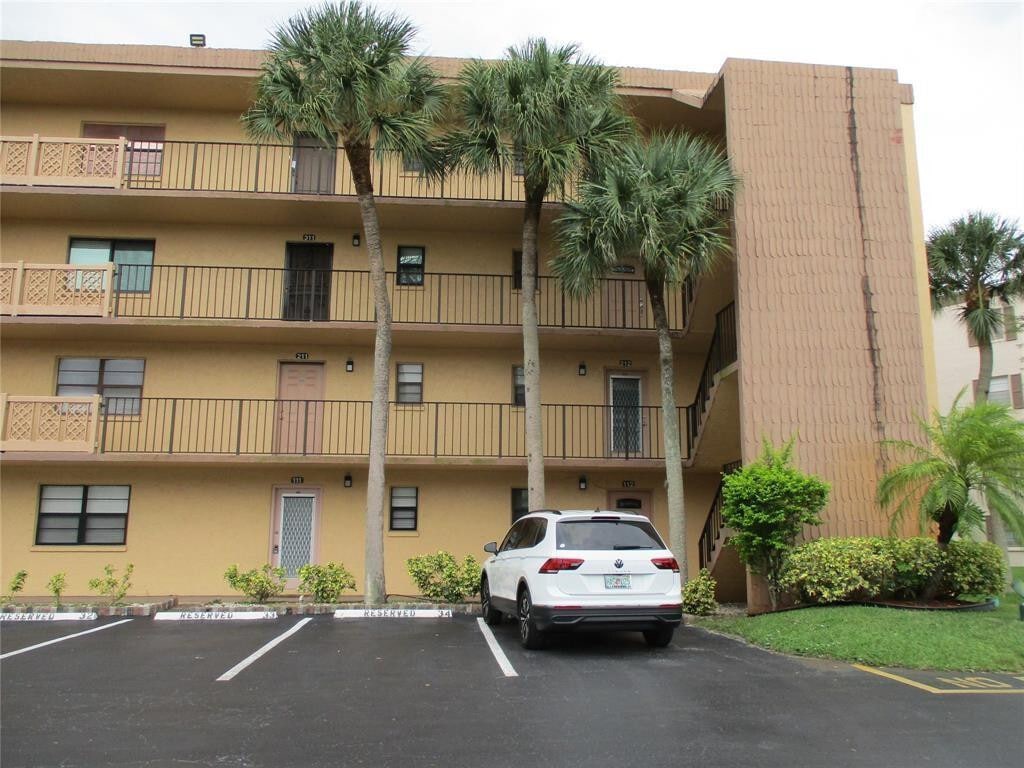 Foto principal - 9370 SW 8th St