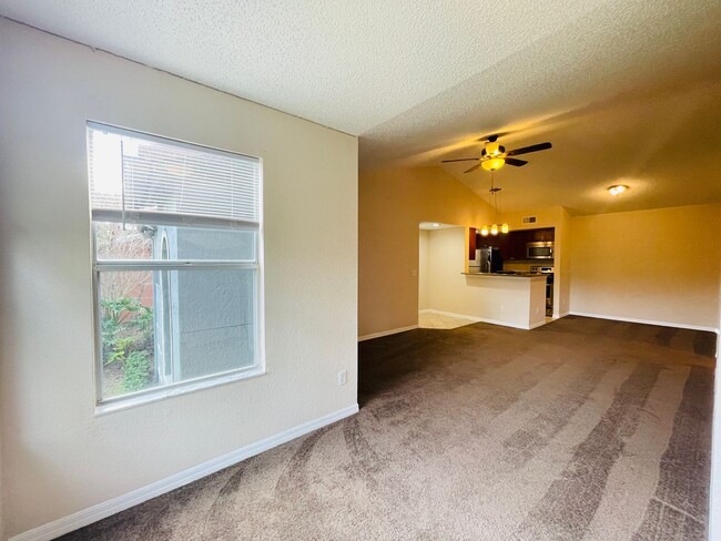 Foto del edificio - Cozy 1-Bedroom 1-Bathroom Condo With Commu...