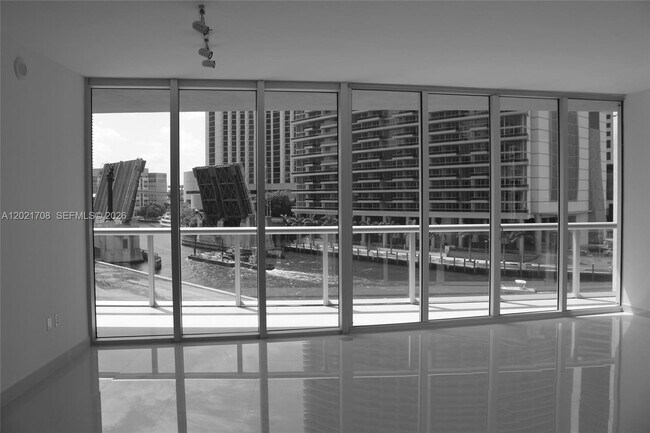 Foto del edificio - 465 Brickell Ave