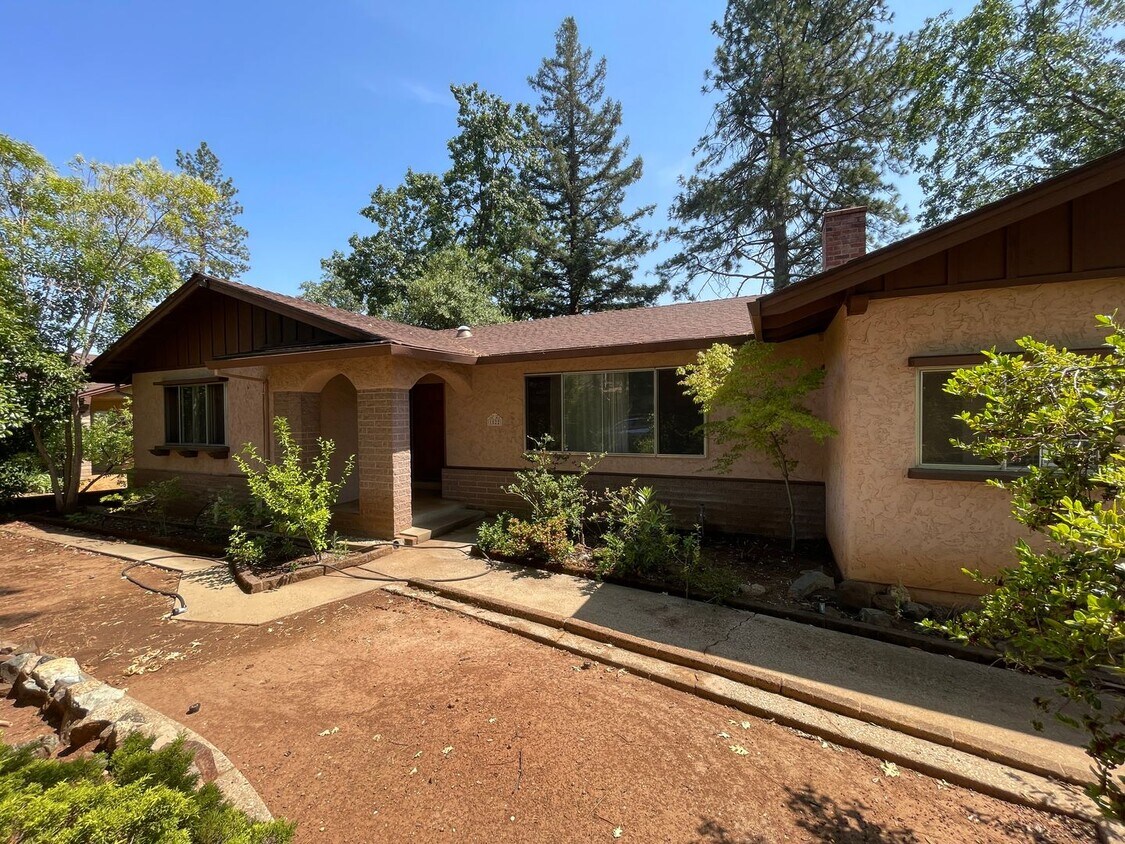 Foto principal - Paradise Oasis-3 bed 2 bath home, Back yar...