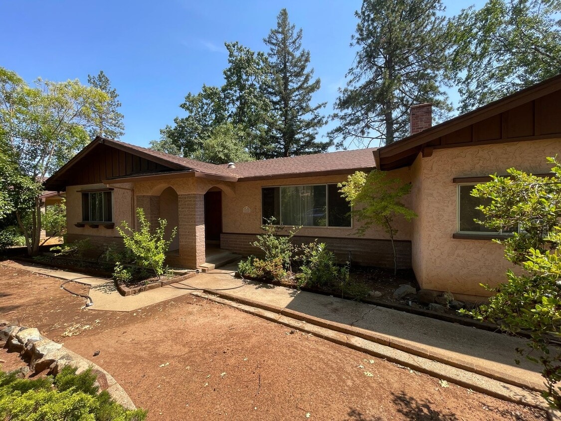 Primary Photo - Paradise Oasis-3 bed 2 bath home, Back yar...