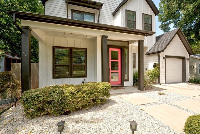 Building Photo - North Loop Area Gem!!!