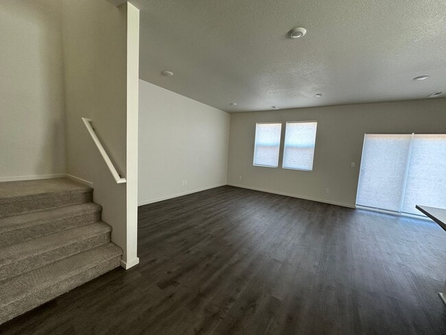 Building Photo - 4 bedroom 2.5 bathrooms in the beautiful M...