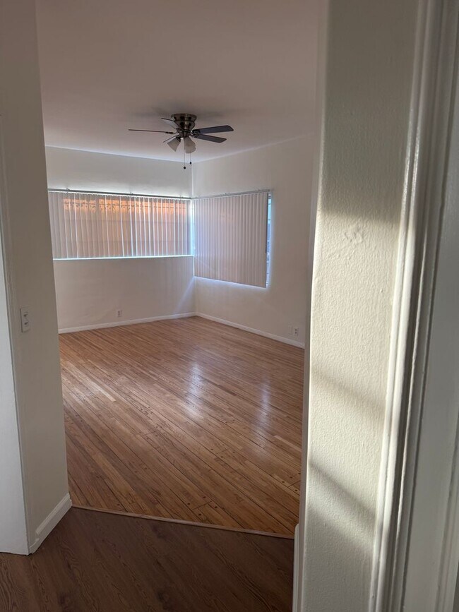 Foto del edificio - 3787 1/2-3789 W 9th St
