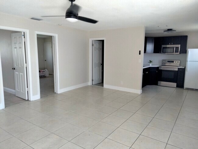Building Photo - 564 Holly Dr