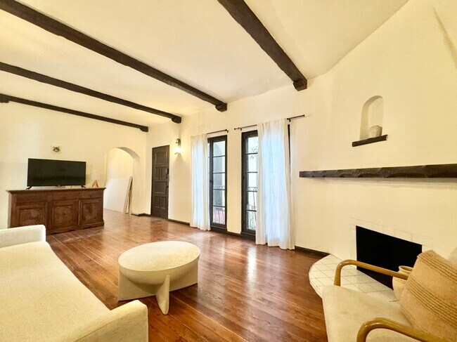 Foto del edificio - 2270 Beachwood Dr