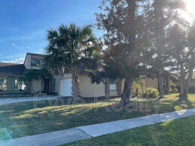 Foto principal - 12260 Old Country Rd